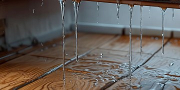 房顶漏水跟物业没关系吗？