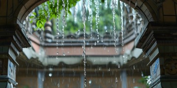 顶楼天井漏雨要找物业吗？