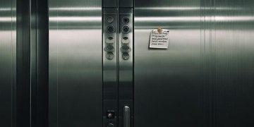 为什么不允许物业锁电梯？